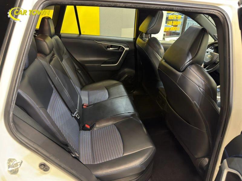 Vehicle photo 24