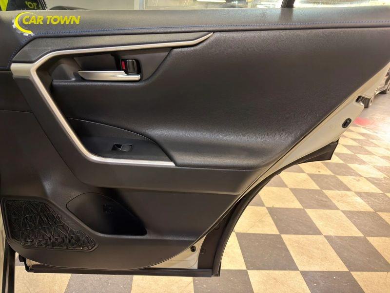 Vehicle photo 25
