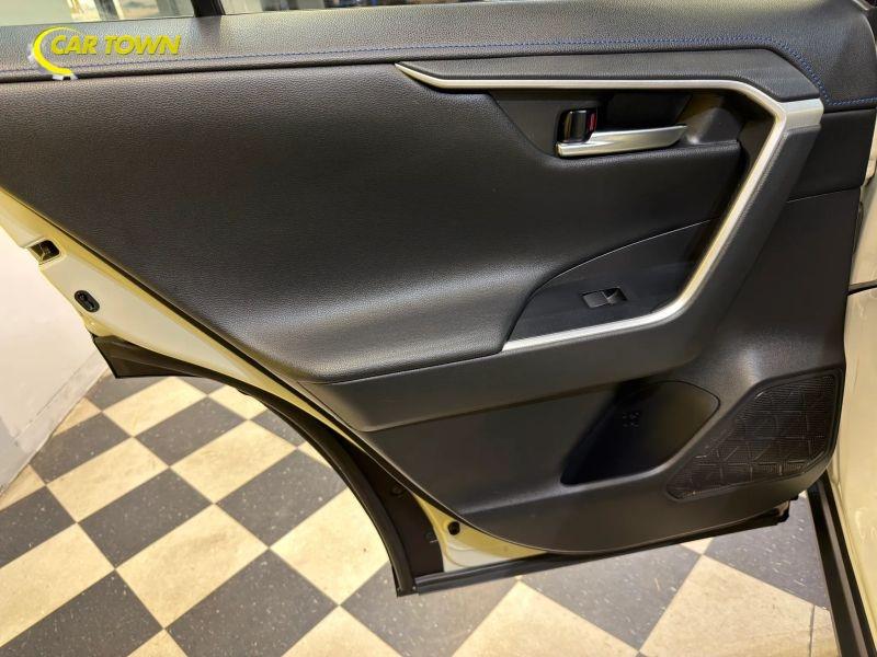 Vehicle photo 28