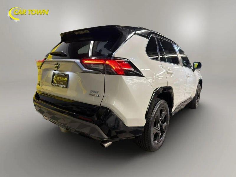 Vehicle photo 9