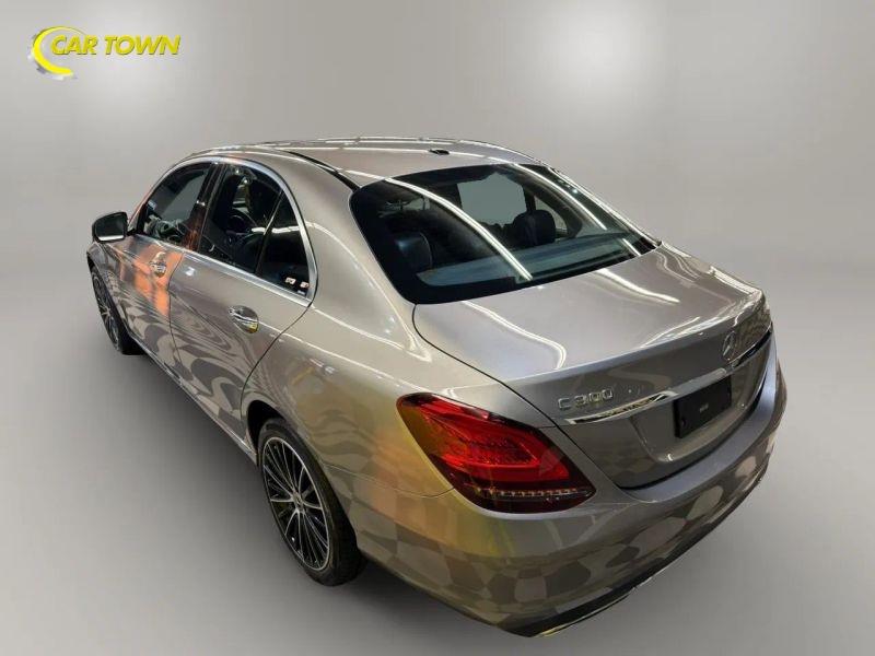 Vehicle photo 12