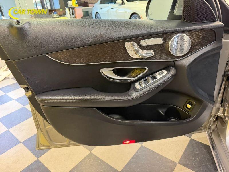 Vehicle photo 17