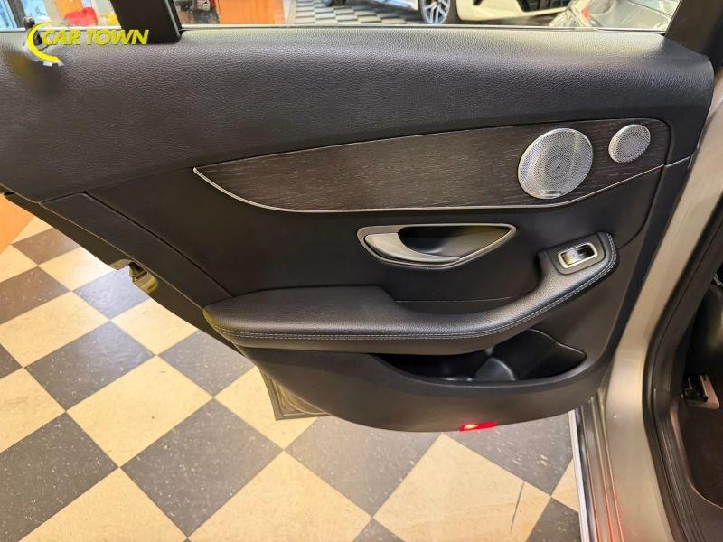 Vehicle photo 27