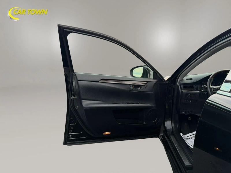 Vehicle photo 17