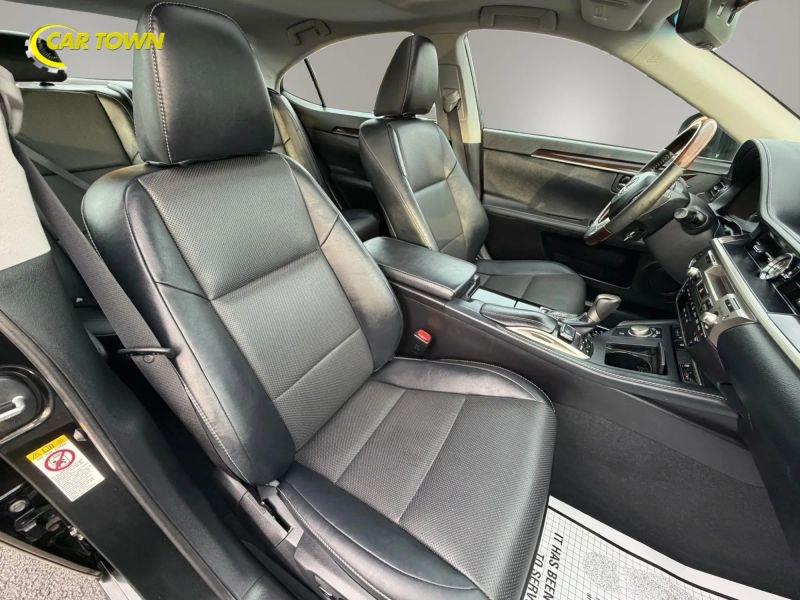 Vehicle photo 19