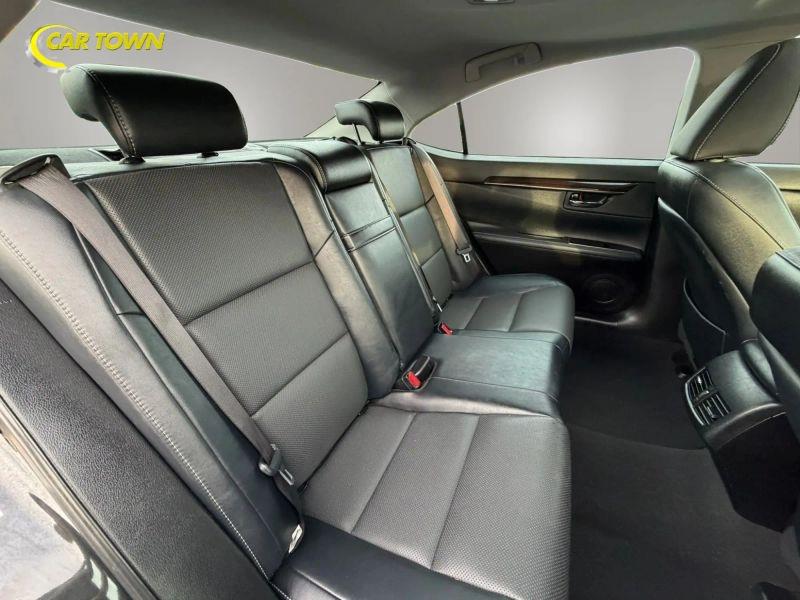 Vehicle photo 21