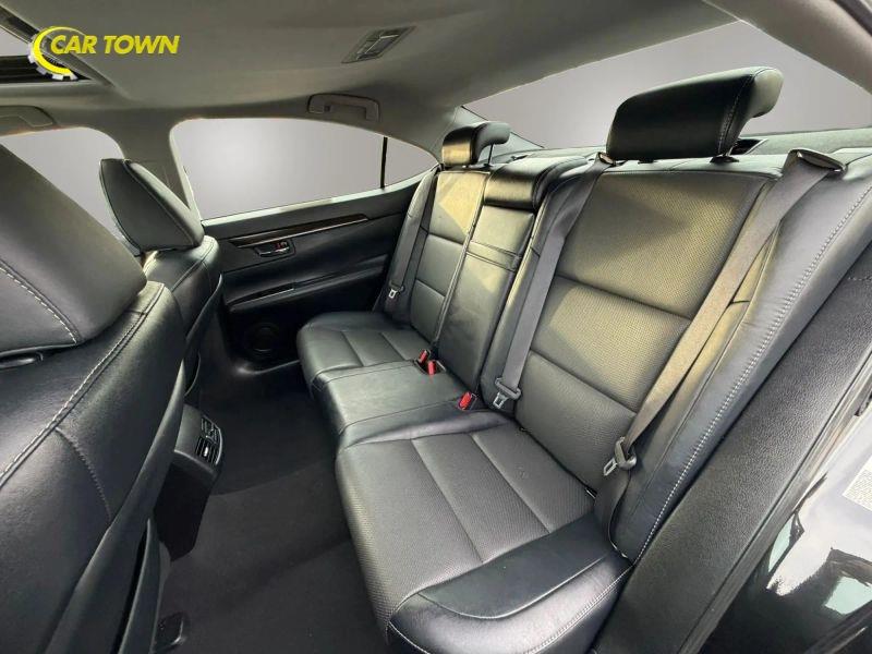 Vehicle photo 23