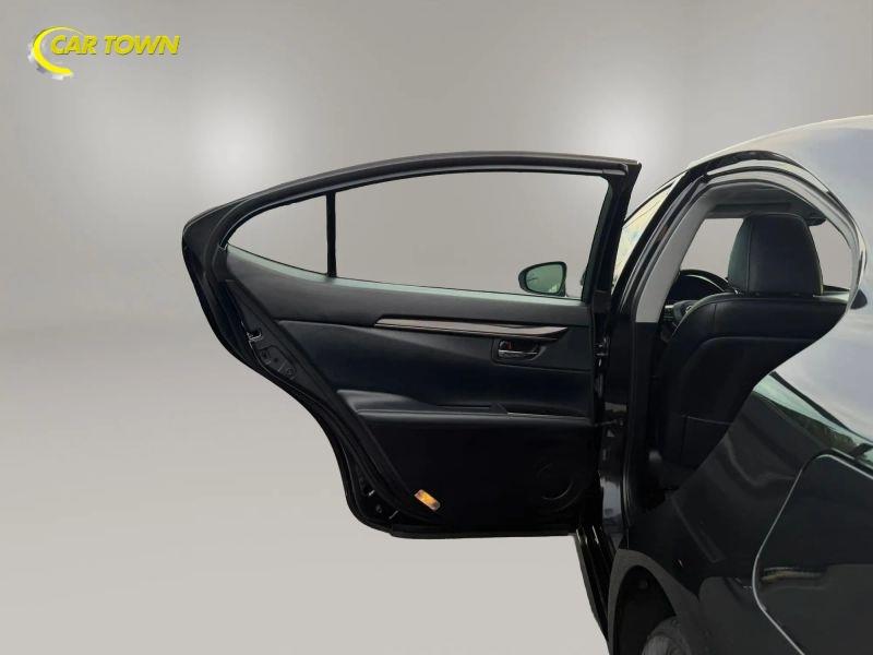 Vehicle photo 24