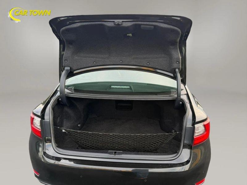 Vehicle photo 25