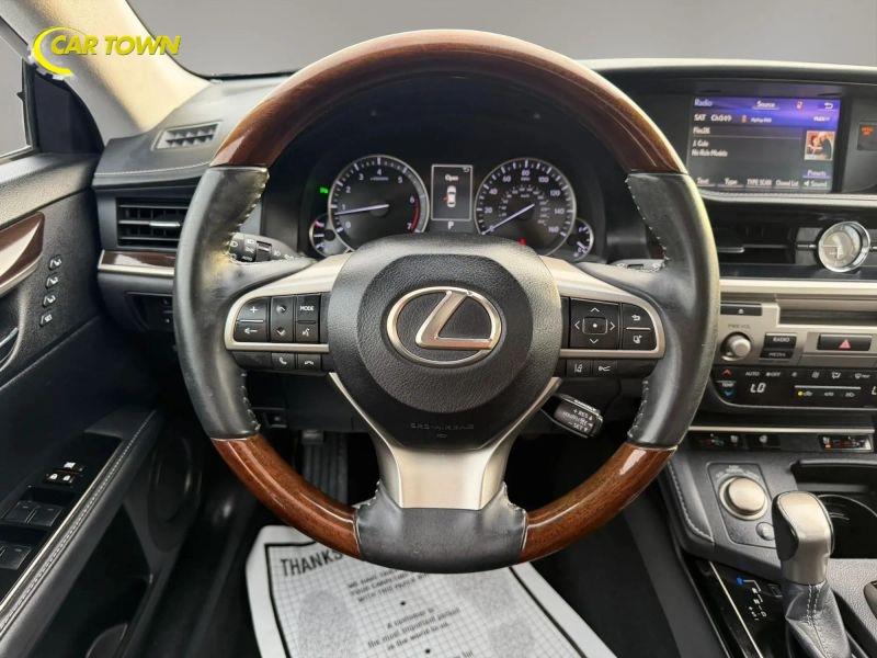Vehicle photo 26