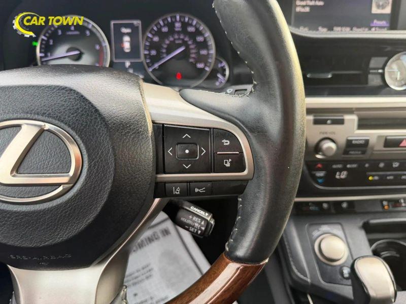 Vehicle photo 28