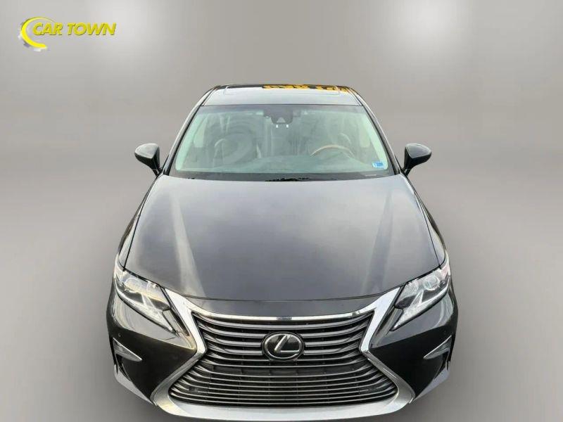 Vehicle photo 3