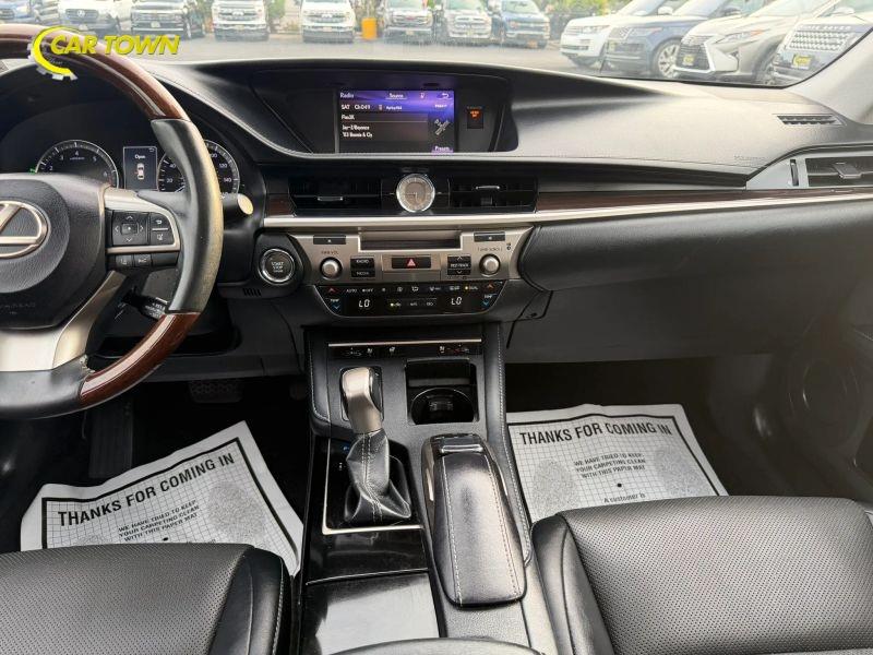 Vehicle photo 30