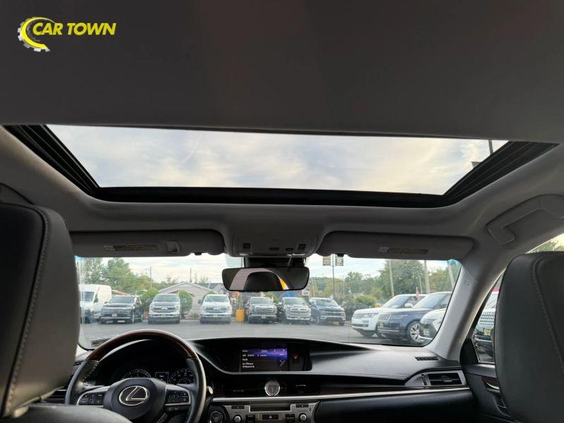 Vehicle photo 31