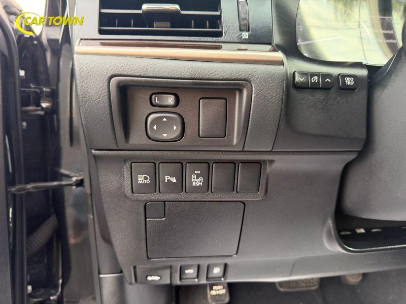 Vehicle photo 34
