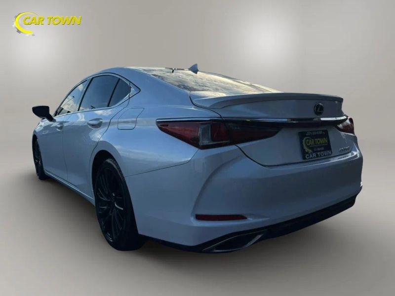 Vehicle photo 13