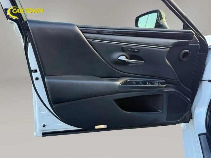 Vehicle photo 19