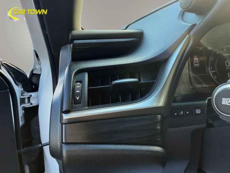Vehicle photo 23