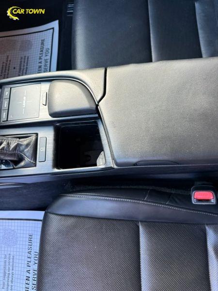 Vehicle photo 24