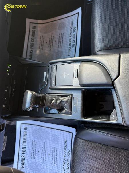Vehicle photo 25