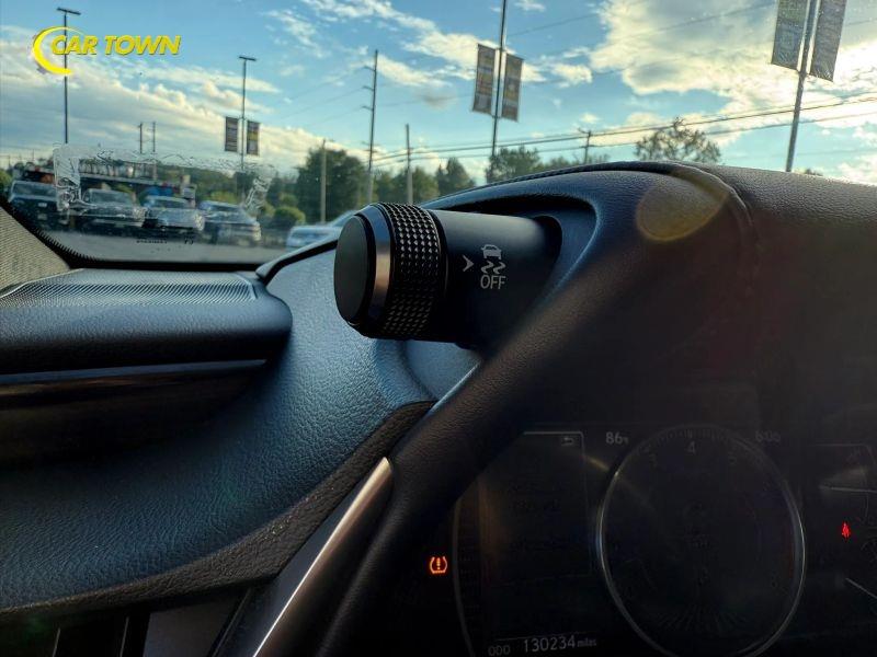 Vehicle photo 30