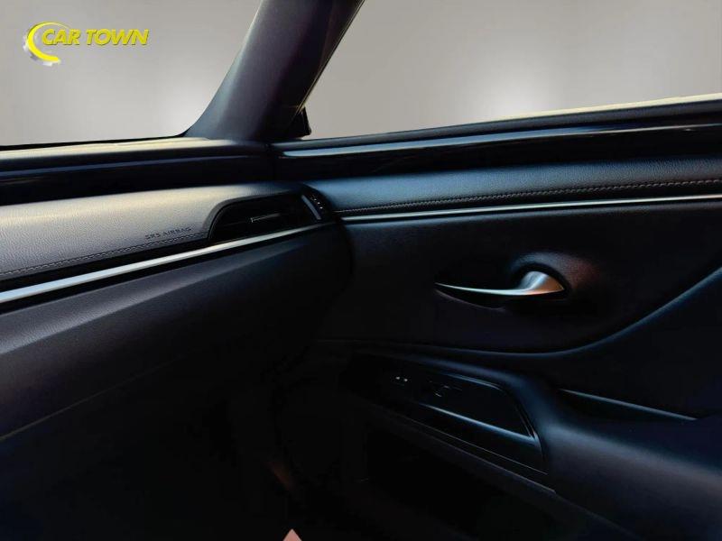 Vehicle photo 32