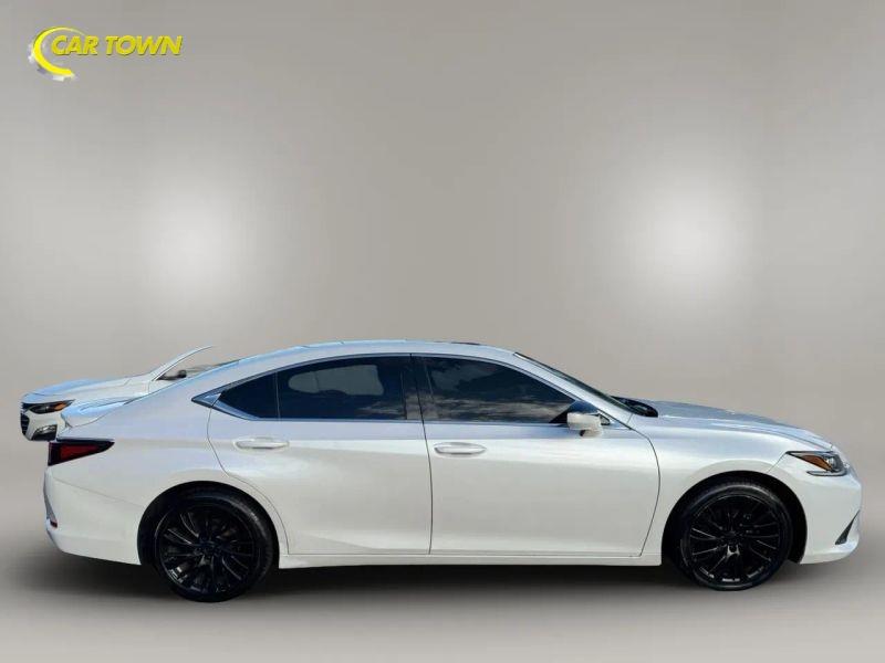 Vehicle photo 7