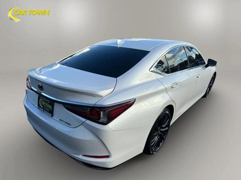 Vehicle photo 8