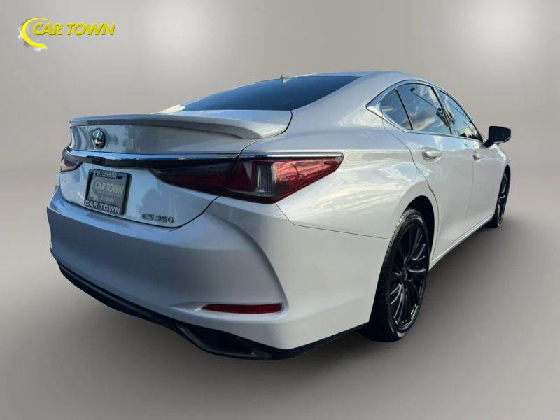 Vehicle photo 9