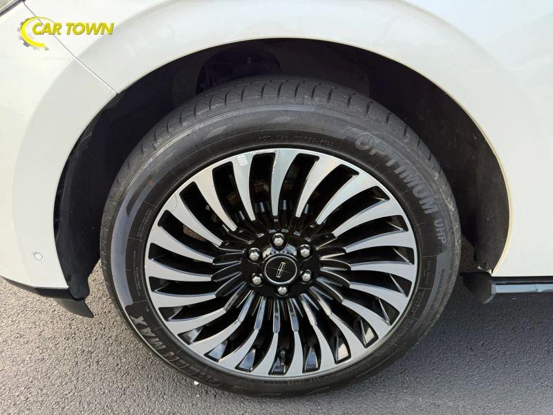 Vehicle photo 15