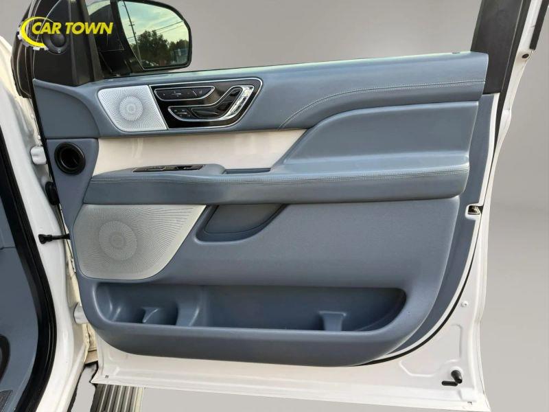 Vehicle photo 30