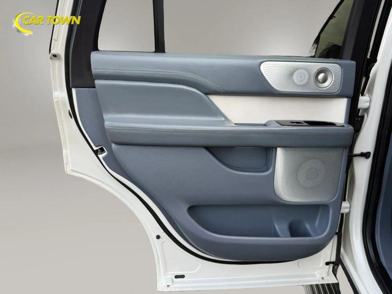 Vehicle photo 35