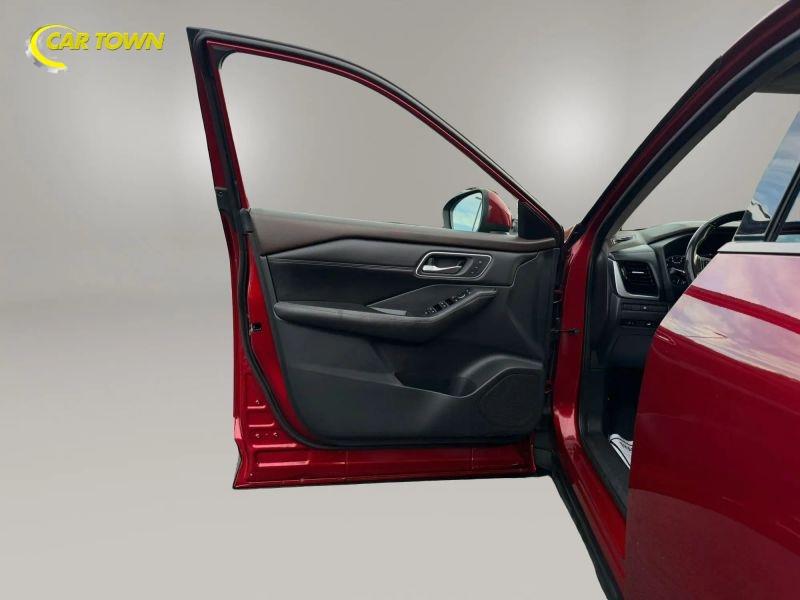 Vehicle photo 17