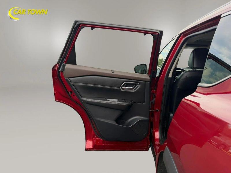 Vehicle photo 24