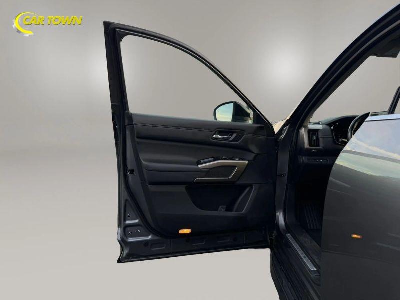 Vehicle photo 17