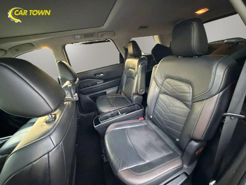 Vehicle photo 24