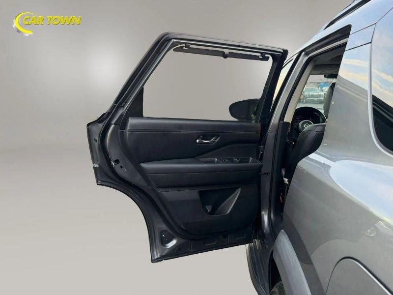 Vehicle photo 25