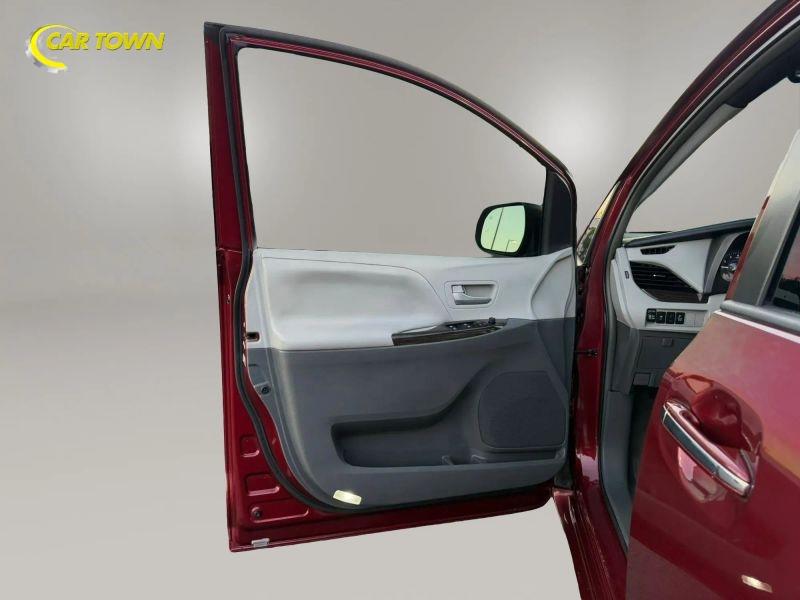 Vehicle photo 17