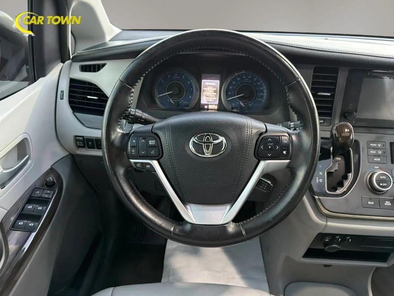 Vehicle photo 25
