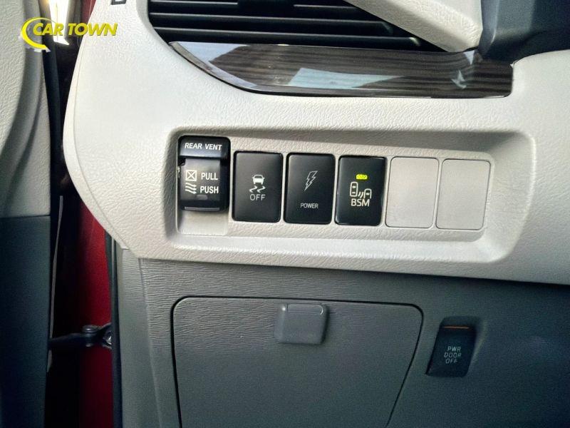 Vehicle photo 28