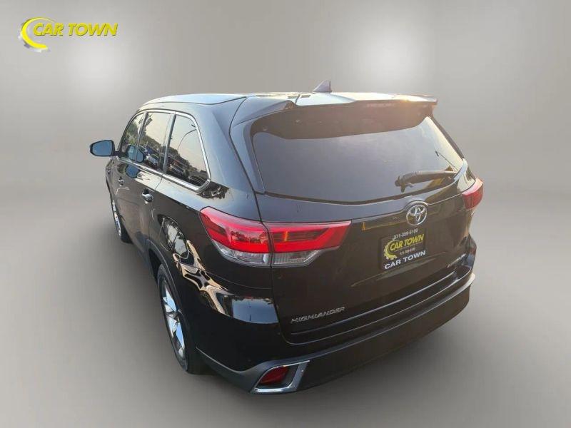 Vehicle photo 12