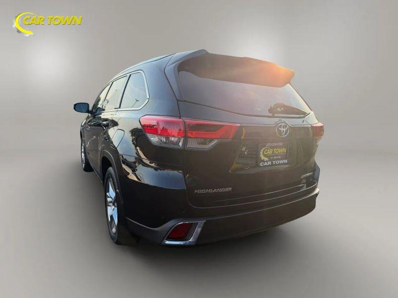 Vehicle photo 13