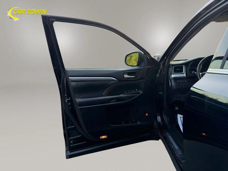 Vehicle photo 17