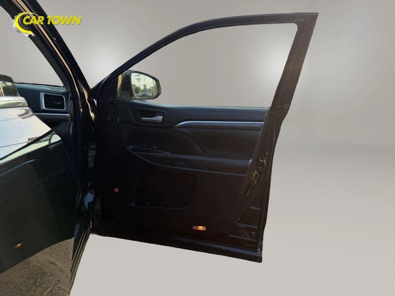 Vehicle photo 24