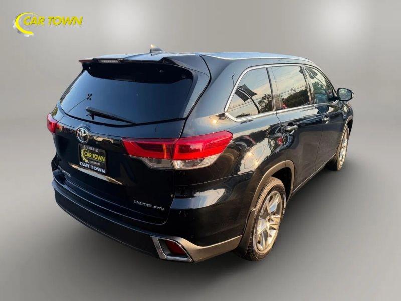 Vehicle photo 8