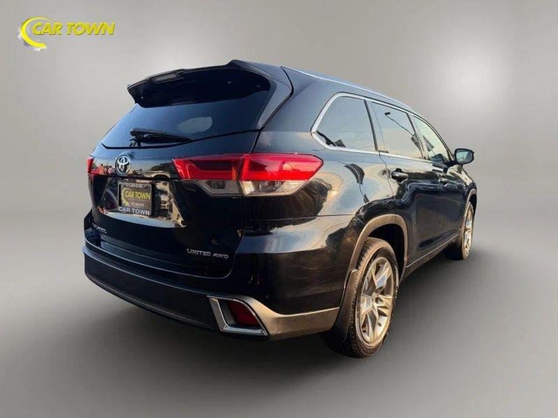Vehicle photo 9