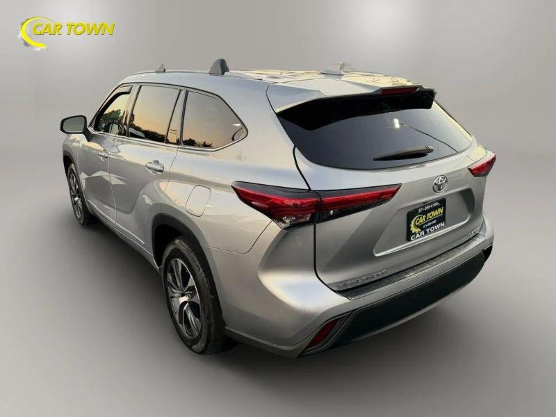 Vehicle photo 12