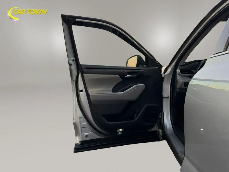 Vehicle photo 17