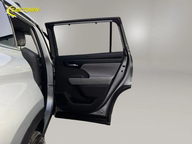 Vehicle photo 23