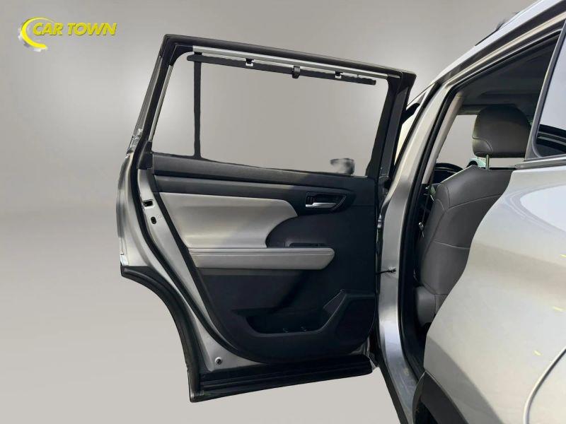 Vehicle photo 25